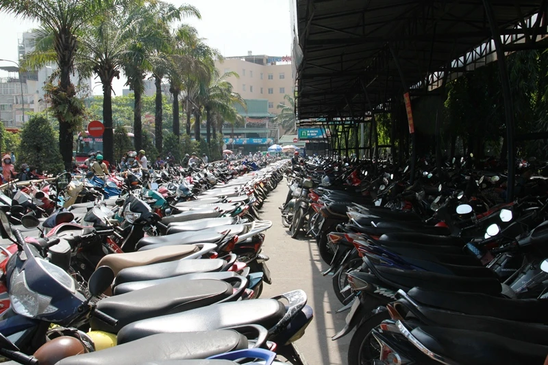 Vất vả tìm bãi gửi xe về quê ăn Tết ảnh 7